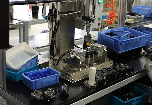 Bore diameter measurement on a master cylinder Measuring bore diameter against other brake master cylinder components