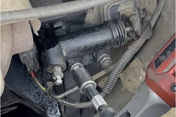 Inspecting clutch slave cylinders for replacement clutch slave cylinders replacement inspection