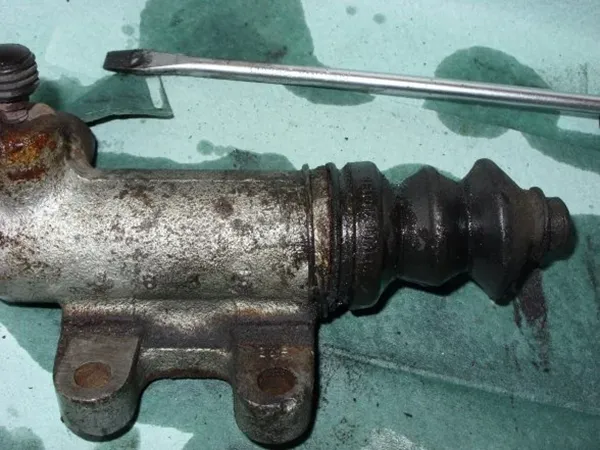 Checking a clutch slave cylinder for hydraulic leakage clutch slave cylinders hydraulic leakage inspection