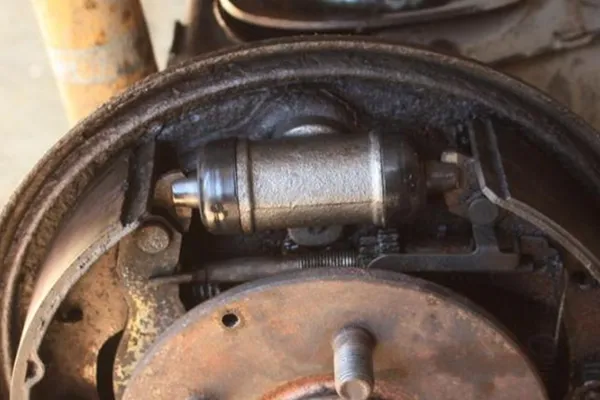brake wheel cylinder failure symptoms inspection