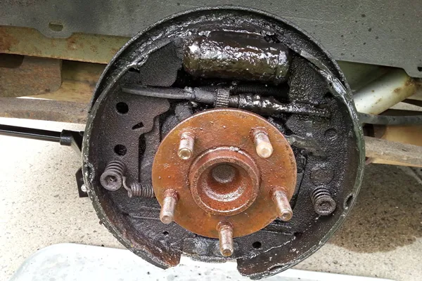 brake wheel cylinder fluid leak causes seal and bore