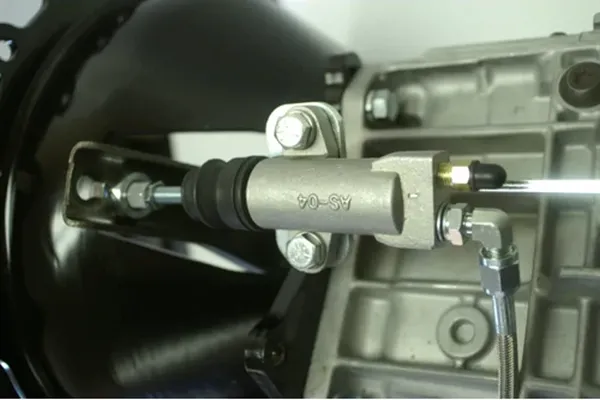 Clutch slave cylinder mounted on a transmission housing clutch slave cylinder mounted on a transmission housing
